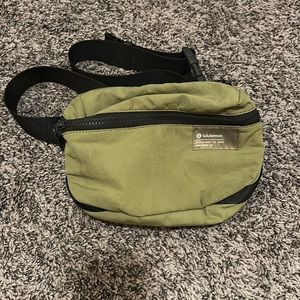 Lululemon Clean lines belt bag 2L bronze green